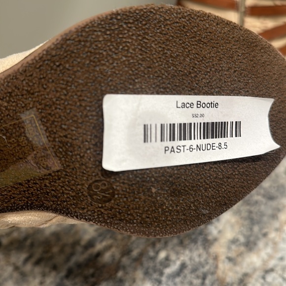 Pierre Dumas SZ 8 1/2. Booties. Cream distressed color - Picture 3 of 8